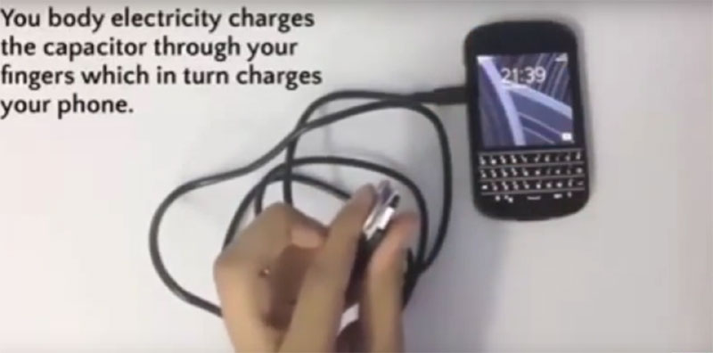 Врло је једноставно: Ево како да напуните телефон без струје! – ВИДЕО